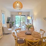 아파트 Ambrosia Townhouse By Staycom 파포스